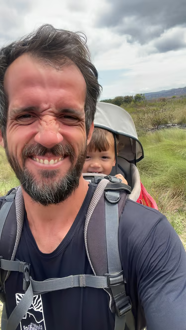 Luiz Gustavo com o filho numa trilha